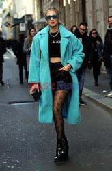 Chiara Ferragni w błękitnym płaszczu