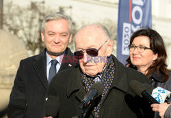 Konferencja Roberta Biedronia przed Pałacem Prezydenckim