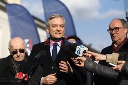 Konferencja Roberta Biedronia przed Pałacem Prezydenckim