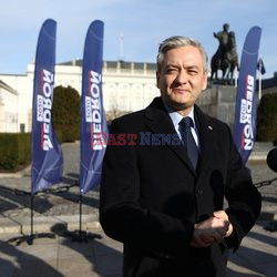 Konferencja Roberta Biedronia przed Pałacem Prezydenckim