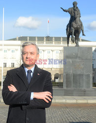 Konferencja Roberta Biedronia przed Pałacem Prezydenckim