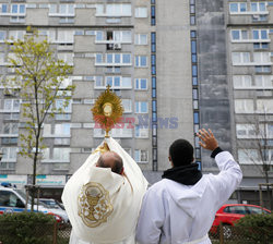 Ksiądz z monstrancją na ulicach Warszawy w Niedzielę Miłosierdzia Bożego