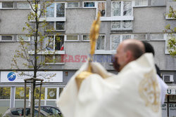 Ksiądz z monstrancją na ulicach Warszawy w Niedzielę Miłosierdzia Bożego