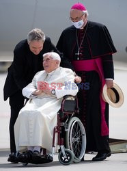 Benedykt XVI na wózku inwalidzkim