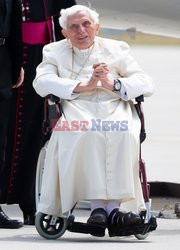 Benedykt XVI na wózku inwalidzkim