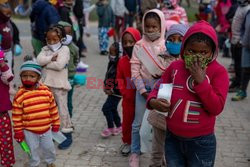 Głodne dzieci w RPA dokarmiane przez wolontariuszy - Eyevine
