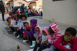 Głodne dzieci w RPA dokarmiane przez wolontariuszy - Eyevine