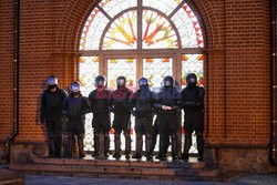 Protestujący w Mińsku znaleźli schronienie w katolickim kościele