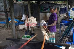 Tradycyjni tkacze z Bangladeszu - AFP
