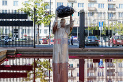 Rzeźba Jana Pawła II na dziedzińcu MNW