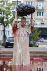 Rzeźba Jana Pawła II na dziedzińcu MNW