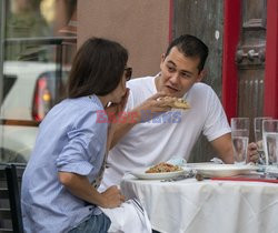 Katie Holmes i Emilio Vitolo Jr. zajadają się obiadem