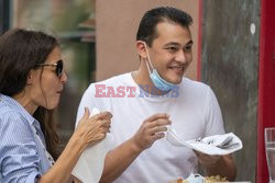 Katie Holmes i Emilio Vitolo Jr. zajadają się obiadem