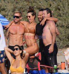 Alessandra Ambrosio z przyjaciółmi na plaży