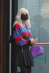 Donatella Versace w kolorowym swetrze