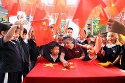 Chińskie dzieci z flagą