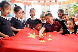 Chińskie dzieci z flagą