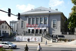 Baner "Wolna Białoruś" na fasadzie Teatru Jaracza w Olsztynie