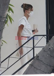 Hailey Bieber na biało