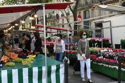 Sobotni targ w Paryzu podczas pandemii.