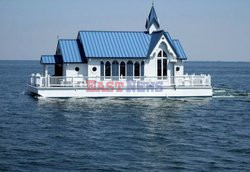 Pływająca kaplica przekształcona w luksusowy dom na wodzie
