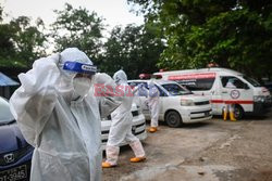 Wolontariusze walczą z pandemią w Yangon - AFP