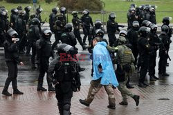 OMON pałuje demonstrantów na Białorusi