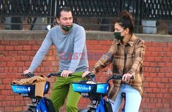 Katie Holmes i Emilio Vitolo wypożyczyli miejskie rowery