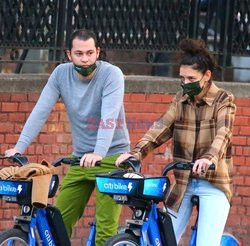 Katie Holmes i Emilio Vitolo wypożyczyli miejskie rowery