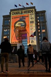 Rysunki z Charlie Hebdo wyświetlone na fasadzie hotelu