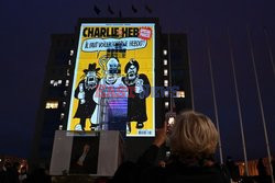 Rysunki z Charlie Hebdo wyświetlone na fasadzie hotelu