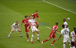 Robert Lewandowski strzela gole w meczu z Eintrachtem