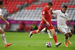 Robert Lewandowski strzela gole w meczu z Eintrachtem