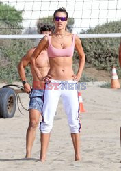 Alessandra Ambrosio gra w siatkówkę na plaży