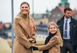 Szwedzka rodzina królewska na otwarciu mostu w Sztokholmie