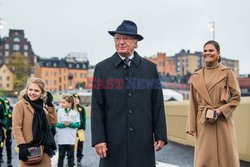 Szwedzka rodzina królewska na otwarciu mostu w Sztokholmie