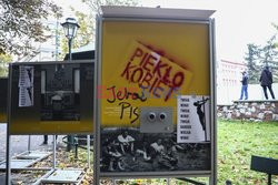Zniszczona wystawa o Janie Pawle II na krakowskich plantach