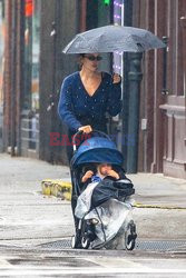 Irina Shayk spaceruje z córką