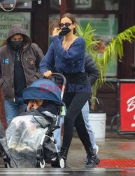 Irina Shayk spaceruje z córką