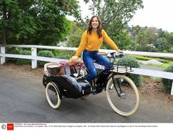 Sophia Bush z psem na elektrycznym rowerze