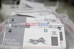 Sortowanie głosów przysłanych pocztą w wyborach w USA