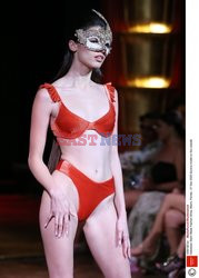 Pokaz mody Halloween Swim w Miami