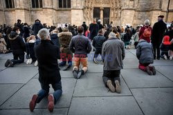 Katolicy we Francji modlą się przed zamkniętymi kościołami
