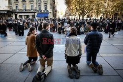 Katolicy we Francji modlą się przed zamkniętymi kościołami