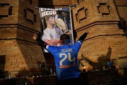 Fani z całego świata opłakują śmierć Maradony