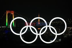Rozświetlone koła olimpijskie w  Tokio