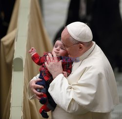 Papież Franciszek z dzieckiem na rękach