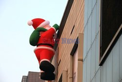 Postać św. Mikołaja na ścianie centrum handlowego