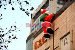 Postać św. Mikołaja na ścianie centrum handlowego