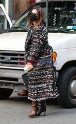 Emily Ratajkowski w płaszczu Dolce & Gabbana